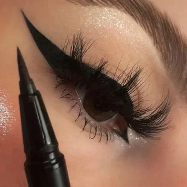 Eyeliner líquido de secado rápido con acabado mate